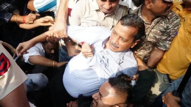 দিল্লির সাবেক মুখ্যমন্ত্রী অরবিন্দ কেজরিওয়ালকে তুলে নিয়ে যাচ্ছে পুলিশ