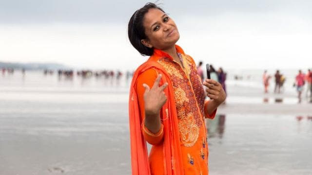কক্সবাজার সমুদ্র সৈকতে নারী ভ্রমণকারী, প্রতীকী ছবি
