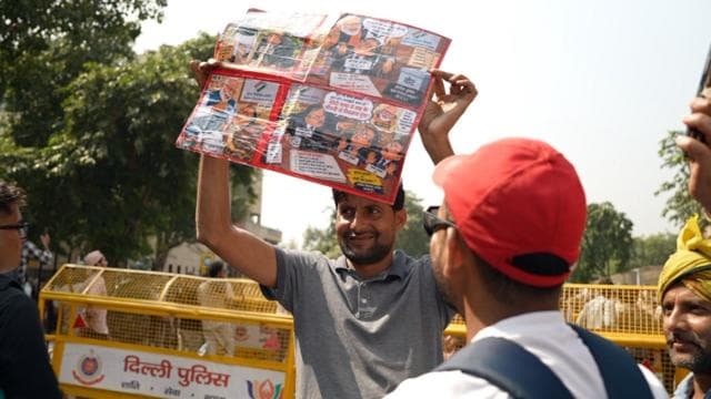 বিভিন্ন মিম সম্বলিত প্ল্যাকার্ড নিয়ে হাজির হয়েছিলেন বিক্ষোভকারীরা