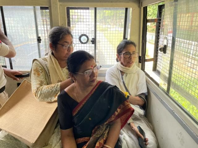 পশ্চিমবঙ্গের সাবেক মুখ্যমন্ত্রী মমতা ব্যানার্জী-সহ একাধিক মমতাপন্থী তৃণমূল কংগ্রেসের সদস্যদের আটক করে প্রিজন ভ্যানে ঘোরানো হচ্ছে বলে অভিযোগ