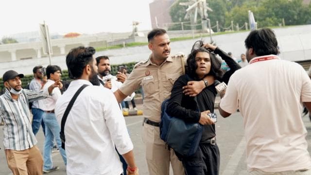 বিক্ষোভকারীদের জমায়েত করতে না দিয়ে আটক করে পুলিশ
