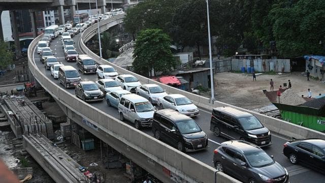 ফ্লাইওভারের ওপরও যানজটে দাঁড়িয়ে যানবাহন