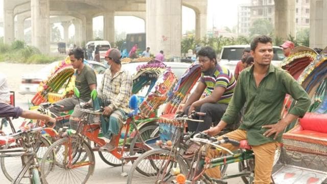 কয়েকজন চালক অটোরিকশা নিয়ে দাঁড়িয়ে আছেন