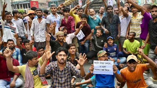 সড়কে বিক্ষোভ করছেন অটোরিকশা চালকরা