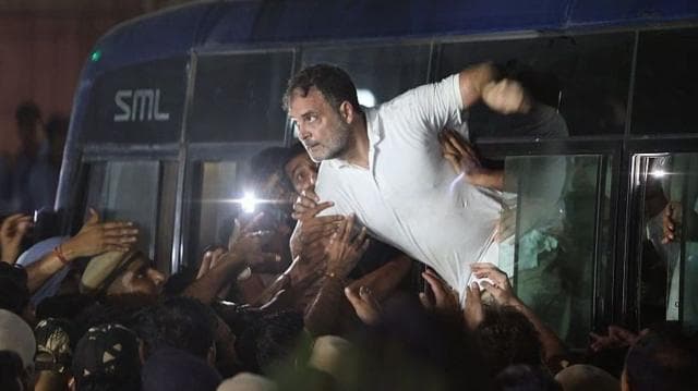 আকাশবাণী ভবনের সামনে থেকে মঙ্গলবার ছয়ই অক্টোবর পুলিশি হেফাজতে নেওয়া হয় রাহুল গান্ধীকে