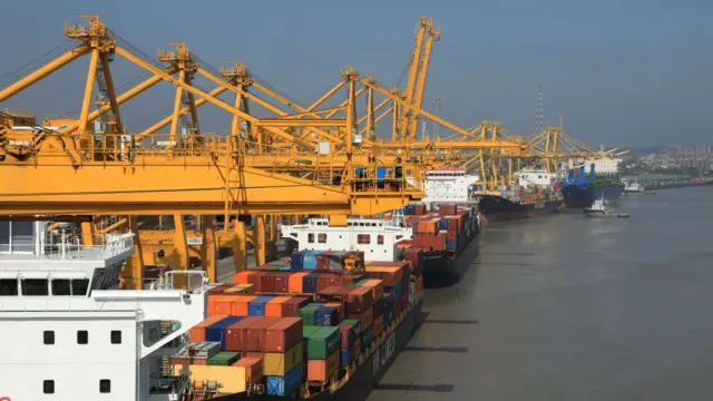 ট্টগ্রাম বন্দরে সারি সারি কনটেইনার ও পণ্য ওঠানামার ক্রেন। ২০২১ সালের ছবি।