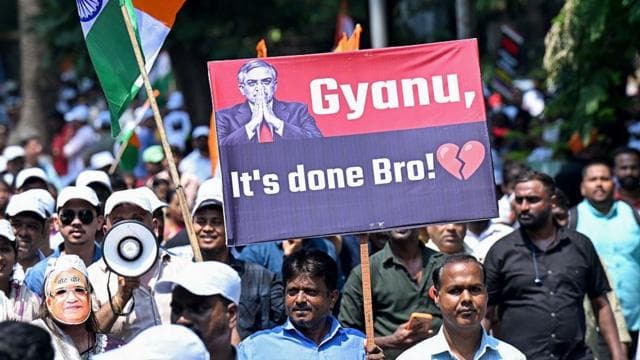 "ইট্স ডান ব্রো" লেখা পোস্টার হাতে মুম্বাইয়ের রাস্তায় মিছিল