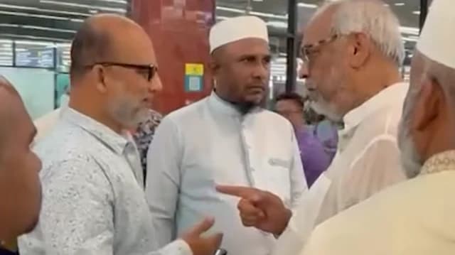 বিমানবন্দরে দায়িত্বরতদের সঙ্গে হট্টগোল ও হুমকি দেওয়ার অভিযোগ করা হয়েছে মি. আখতারুজ্জামানের বিরুদ্ধে