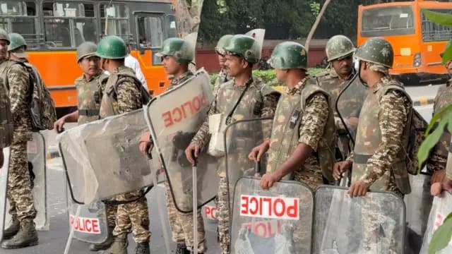 পার্লামেন্ট স্ট্রিটে মোতায়েন পুলিশ