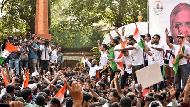 জ্ঞানেশ কুমারের বিরুদ্ধে মুম্বাইতে অভিজিৎ দীপকের নেতৃত্বাধীন ককরোচ জনতা পার্টির ডাকা বিক্ষোভ সমাবেশ